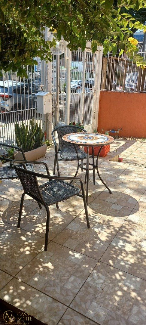 Casa à venda com 9 quartos, 245m², 6 suítes, 2 vagas, Rua Antenor Lemos no bairro Menino Deus em Porto Alegre