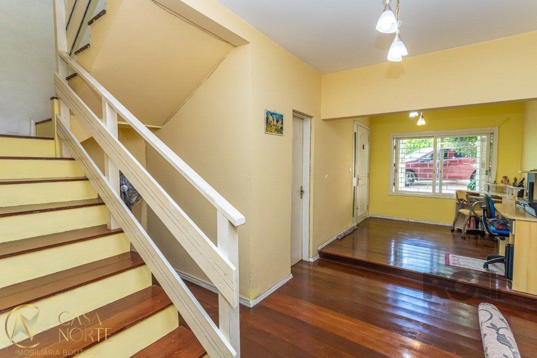 Casa à venda com 3 quartos, 293m², 3 suítes, 7 vagas, Rua Santiago Dantas no bairro Cascata em Porto Alegre