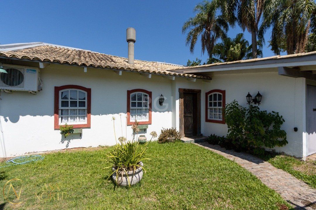 Casa à venda com 3 quartos, 244m², 1 suíte, 2 vagas, Rua Oiampi no bairro Guarujá em Porto Alegre