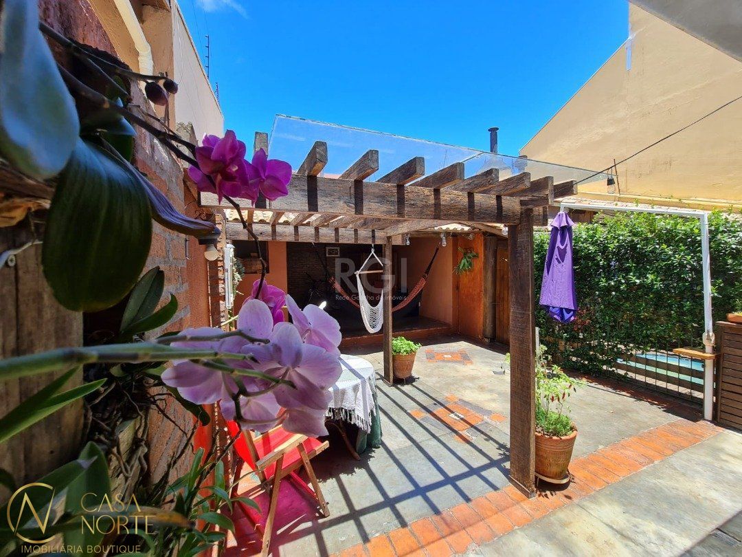 Casa à venda com 3 quartos, 182m², 3 suítes, 2 vagas, Rua Claudio da Silva Pinto no bairro Espírito Santo em Porto Alegre