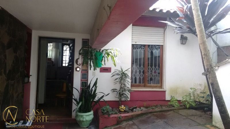 Casa à venda com 3 quartos, 320m², 1 suíte, 4 vagas, Rua Comandai no bairro Cristal em Porto Alegre