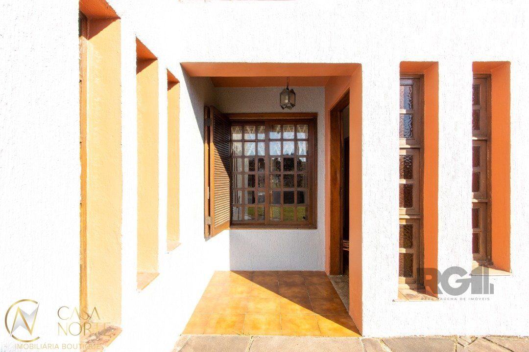 Casa à venda com 3 quartos, 223m², 1 suíte, 4 vagas, Rua Doutor Pereira Neto no bairro Tristeza em Porto Alegre