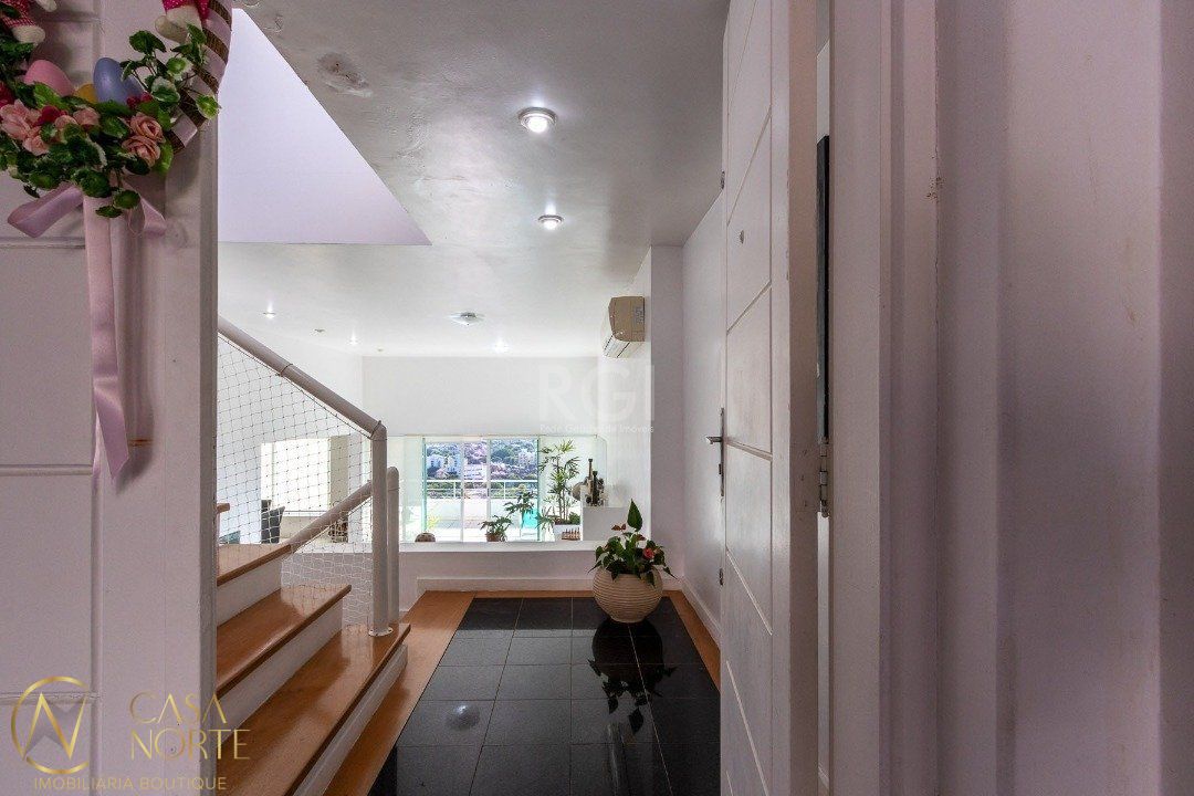 Casa à venda com 3 quartos, 470m², 1 suíte, 6 vagas, Rua Alcebiades Antônio dos Santos no bairro Nonoai em Porto Alegre
