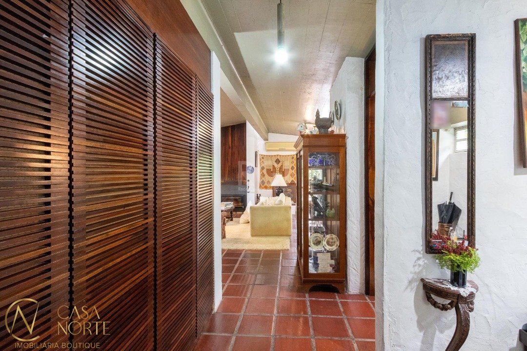 Casa à venda com 3 quartos, 600m², 1 suíte, 8 vagas, Rua Coroados no bairro Vila Assunção em Porto Alegre