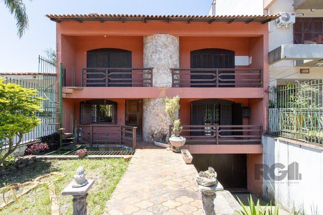 Casa à venda com 6 quartos, 572m², 1 suíte, Avenida da Cavalhada no bairro Cavalhada em Porto Alegre