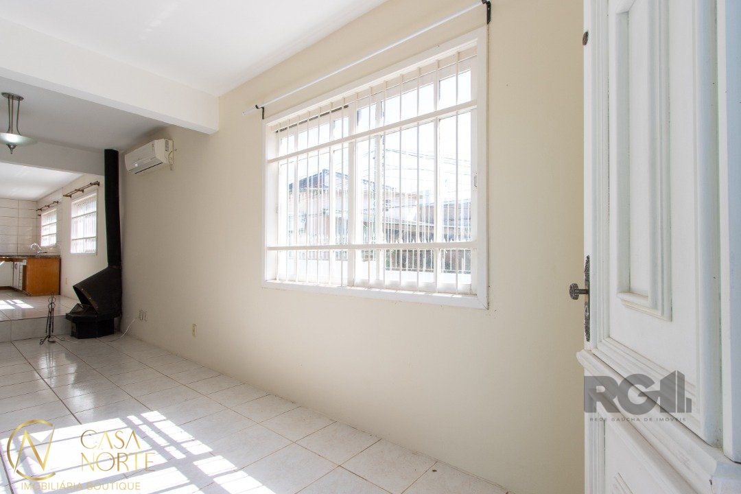 Casa à venda com 4 quartos, 284m², 1 suíte, 4 vagas, Rua Doutor Mário Totta no bairro Tristeza em Porto Alegre