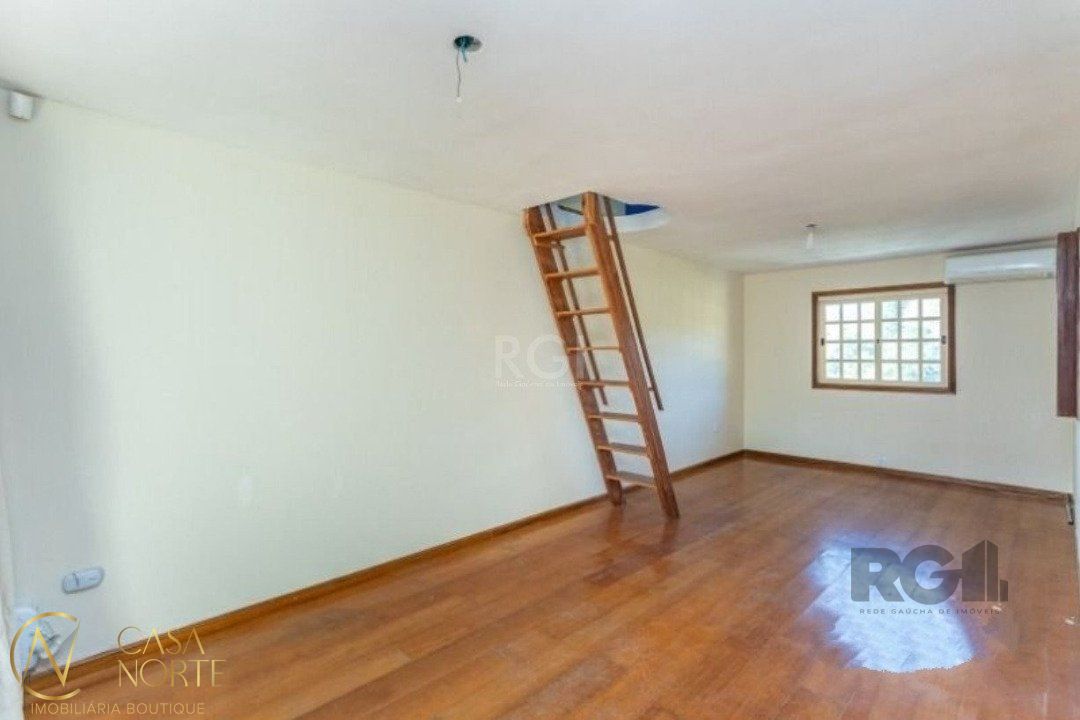 Casa à venda com 3 quartos, 255m², 1 suíte, 3 vagas, Travessa Nossa Senhora de Lourdes no bairro Tristeza em Porto Alegre