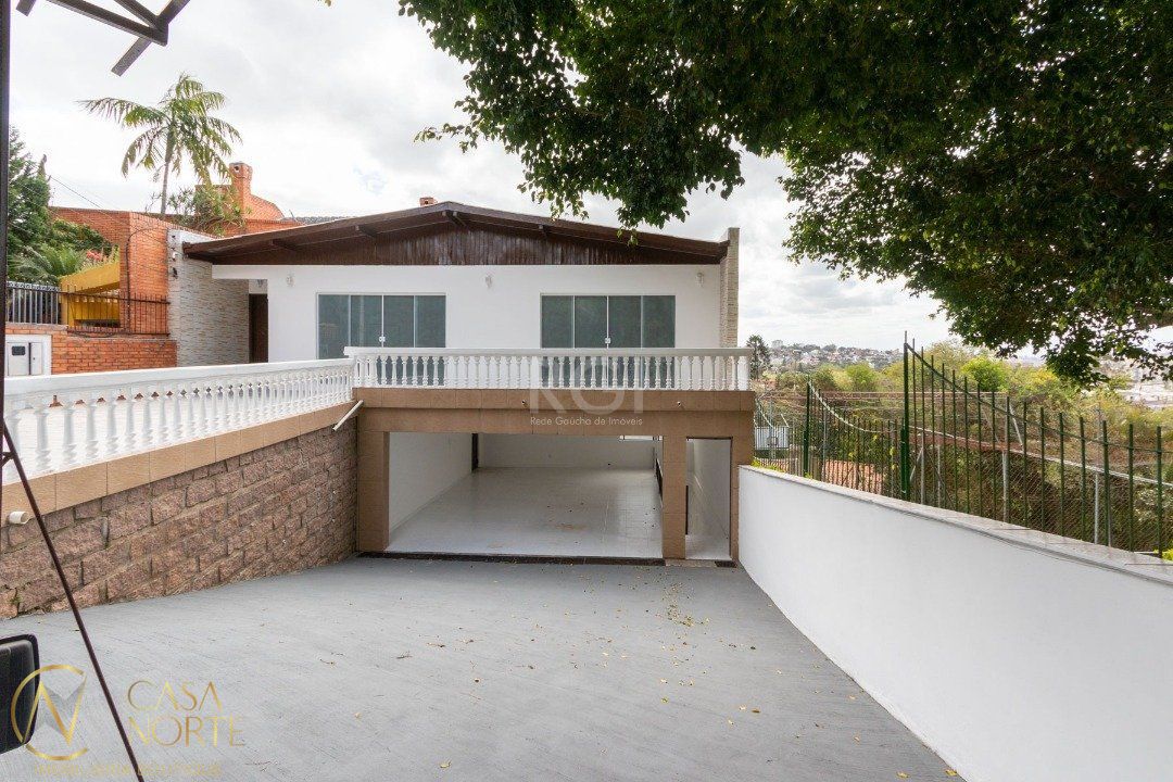 Casa à venda com 5 quartos, 454m², 1 suíte, 8 vagas, Praça São Caetano no bairro Teresópolis em Porto Alegre
