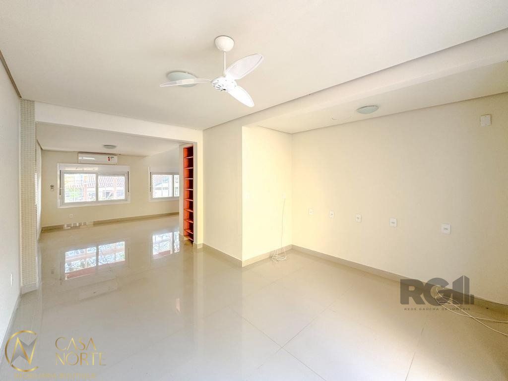 Casa de Condomínio à venda com 3 quartos, 297m², 1 suíte, 2 vagas, Rua Professor Antônio José Remiao no bairro Espírito Santo em Porto Alegre