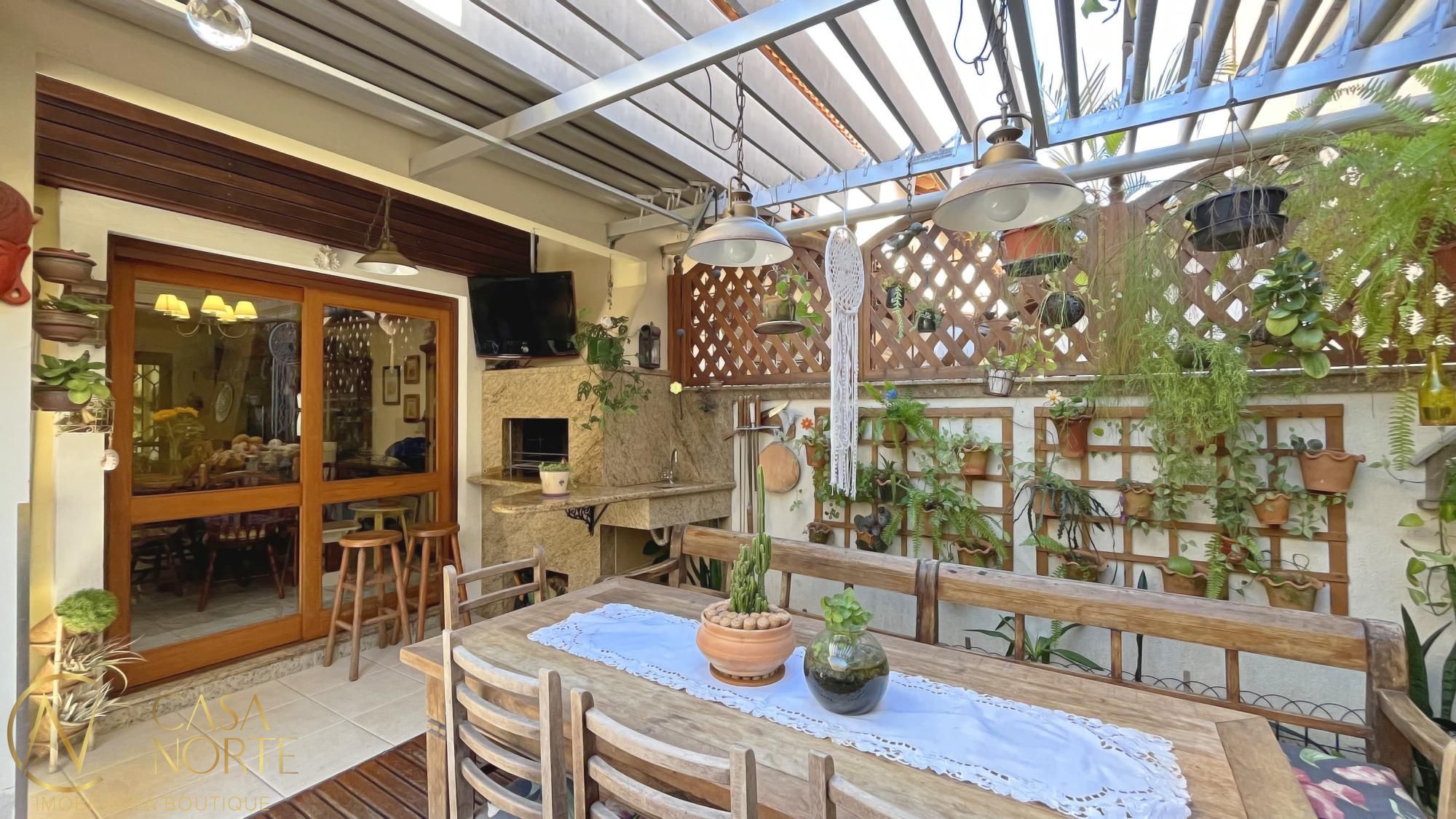 Casa de Condomínio à venda com 3 quartos, 233m², 1 suíte, 2 vagas, Avenida Eduardo Prado no bairro Cavalhada em Porto Alegre