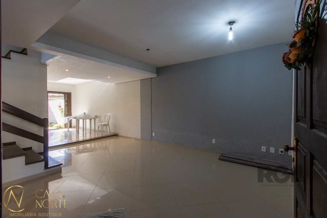 Casa à venda com 3 quartos, 202m², 1 suíte, 2 vagas, Rua Doutor Egydio Michaelsen no bairro Cavalhada em Porto Alegre