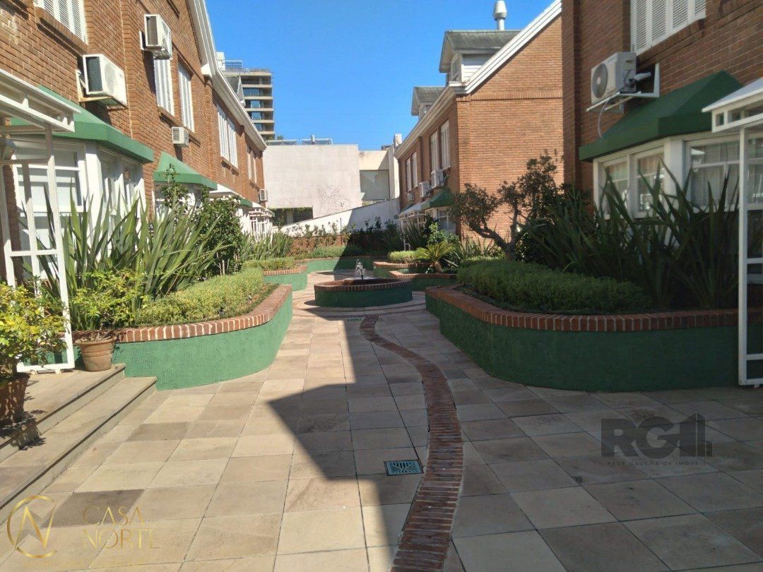 Casa de Condomínio à venda com 3 quartos, 222m², 1 suíte, 3 vagas, Rua Engenheiro Ildefonso Simões Lopes no bairro Três Figueiras em Porto Alegre