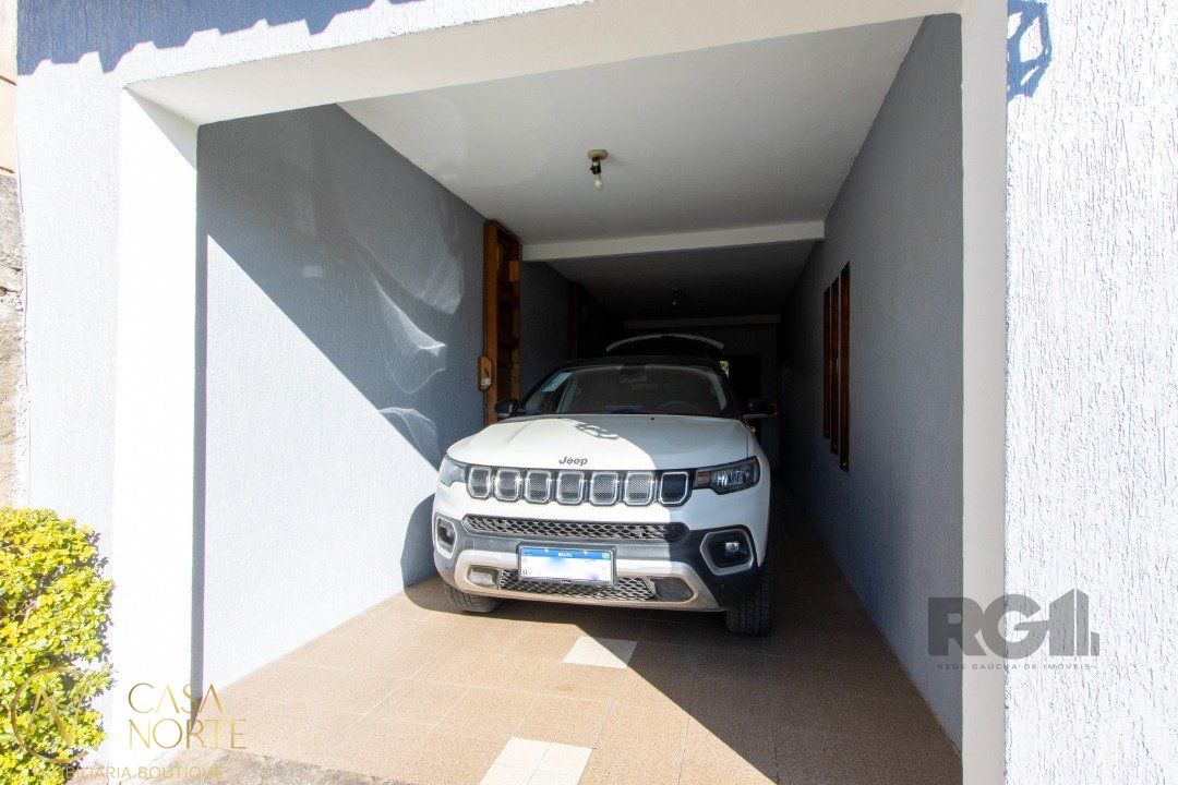 Casa à venda com 3 quartos, 223m², 1 suíte, 4 vagas, Rua Doutor Pereira Neto no bairro Tristeza em Porto Alegre