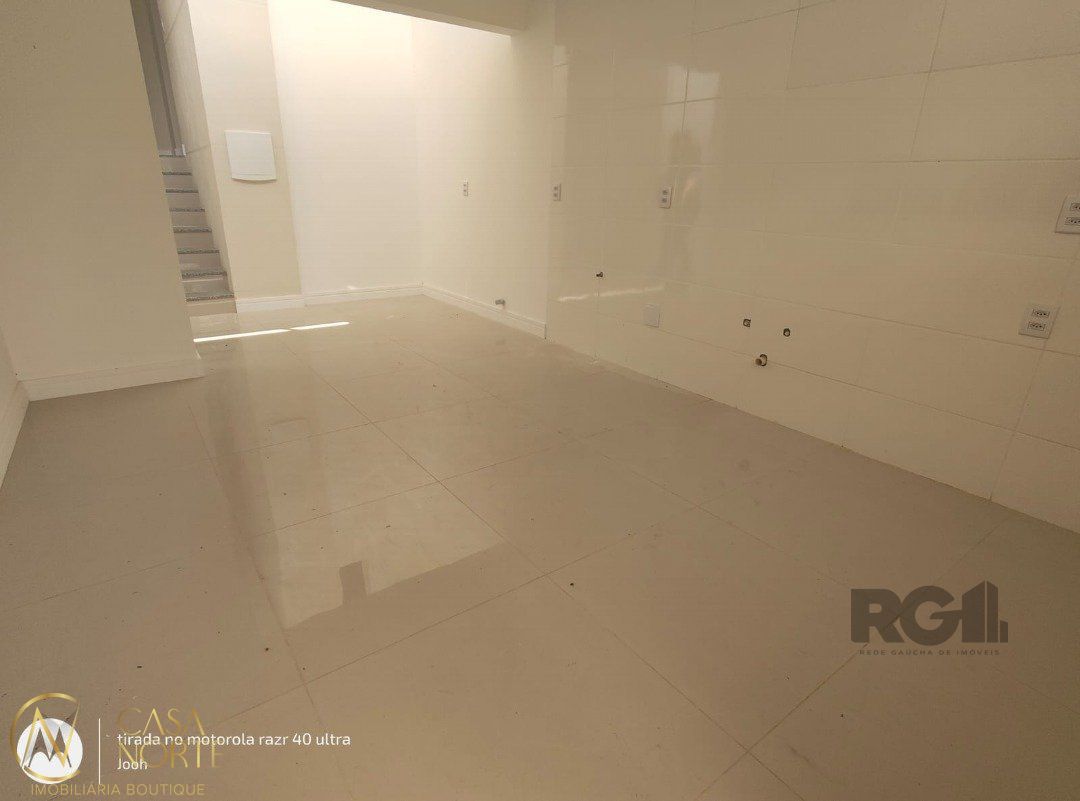 Casa de Condomínio à venda com 3 quartos, 185m², 1 suíte, 2 vagas, Rua Adriano Pereira da Silva no bairro Vila Nova em Porto Alegre