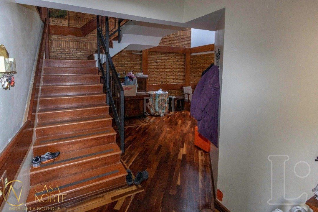 Casa à venda com 4 quartos, 349m², 1 suíte, 3 vagas, Rua Folha da Tarde no bairro Cristal em Porto Alegre
