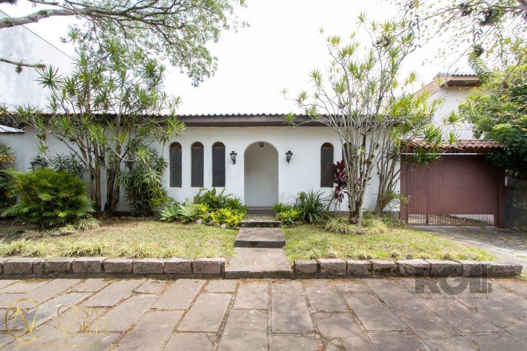 Casa à venda com 3 quartos, 380m², 1 suíte, 3 vagas, Avenida Copacabana no bairro Tristeza em Porto Alegre
