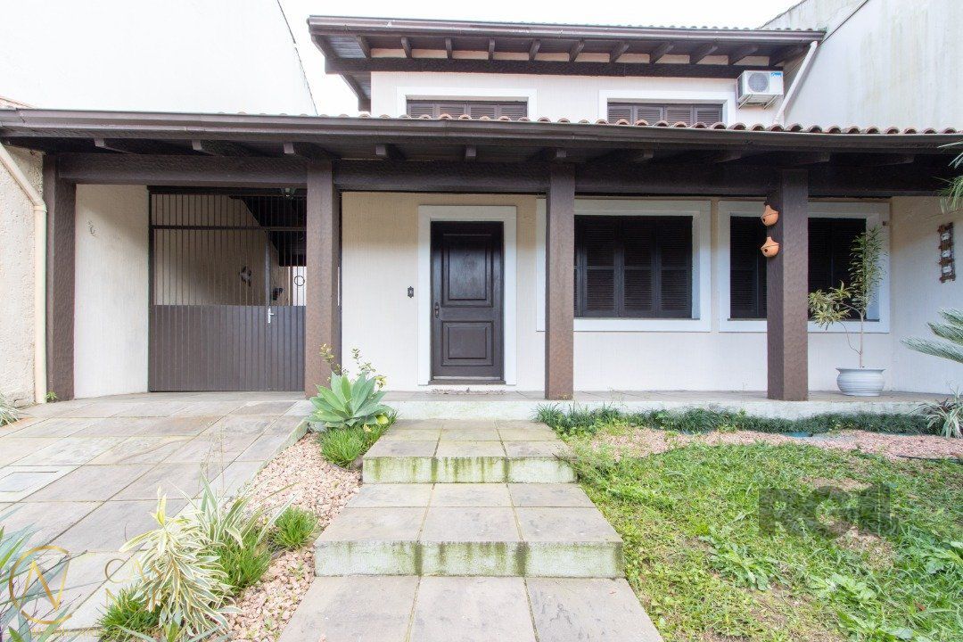 Casa à venda com 3 quartos, 200m², 1 suíte, 3 vagas, Rua Doutor João Palombini no bairro Aberta dos Morros em Porto Alegre