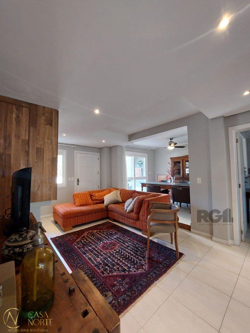 Casa de Condomínio à venda com 3 quartos, 223m², 1 suíte, 2 vagas, Rua Doutor Arnaldo da Silva Ferreira no bairro Jardim Isabel em Porto Alegre