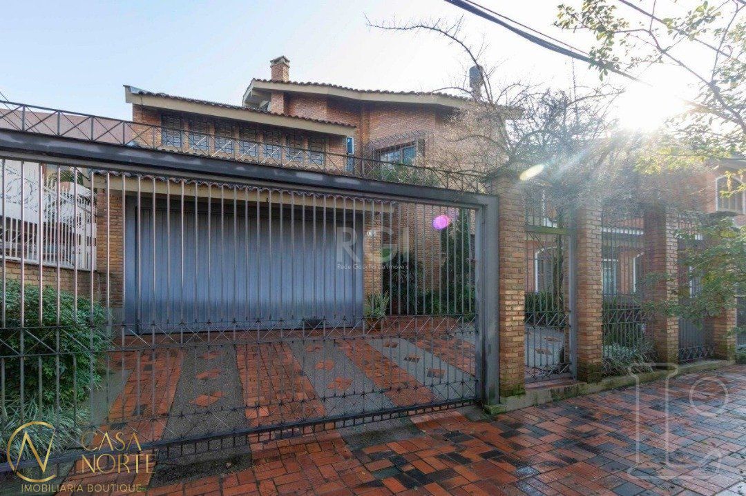 Casa à venda com 4 quartos, 349m², 1 suíte, 3 vagas, Rua Folha da Tarde no bairro Cristal em Porto Alegre