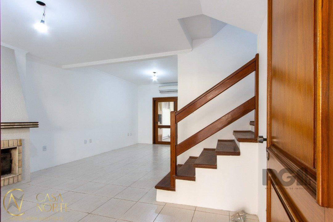 Casa de Condomínio à venda com 3 quartos, 192m², 1 suíte, 2 vagas, Avenida Eduardo Prado no bairro Cavalhada em Porto Alegre
