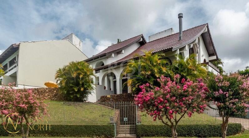 Casa à venda com 3 quartos, 456m², 2 suítes, 2 vagas, Rua Guato no bairro Vila Assunção em Porto Alegre