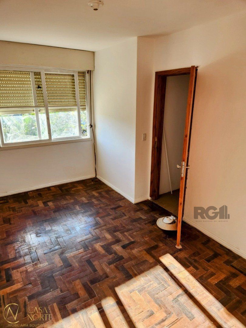 Casa à venda com 4 quartos, 280m², 5 vagas, Rua Oscar Tollens no bairro Santa Tereza em Porto Alegre