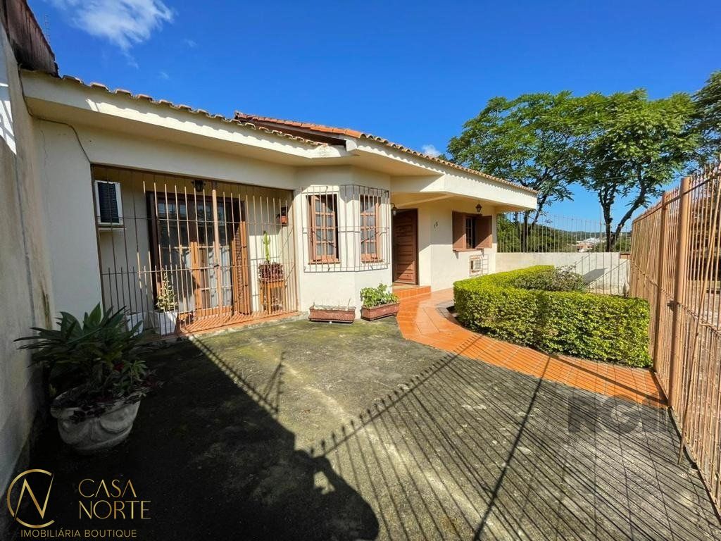 Casa à venda com 2 quartos, 147m², Rua Brigadeiro Leonardo Teixeira Collares no bairro Vila Nova em Porto Alegre