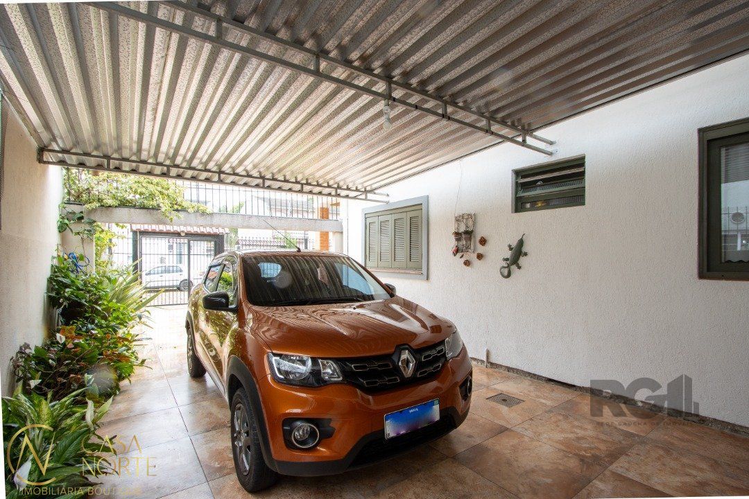 Casa à venda com 5 quartos, 271m², 2 suítes, 4 vagas, Rua Jacipuia no bairro Guarujá em Porto Alegre