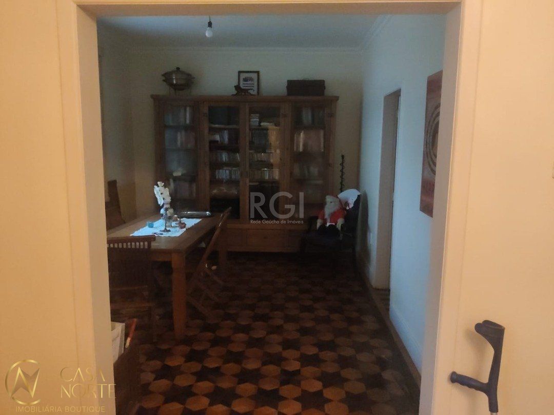Casa à venda com 3 quartos, 205m², 1 suíte, 2 vagas, Rua Marques de Abrantes no bairro Santo Antônio em Porto Alegre