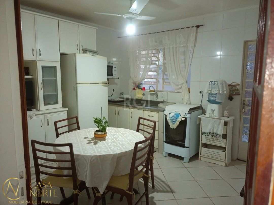 Casa à venda com 3 quartos, 220m², 1 suíte, 1 vaga, Rua Teotonia no bairro Camaquã em Porto Alegre