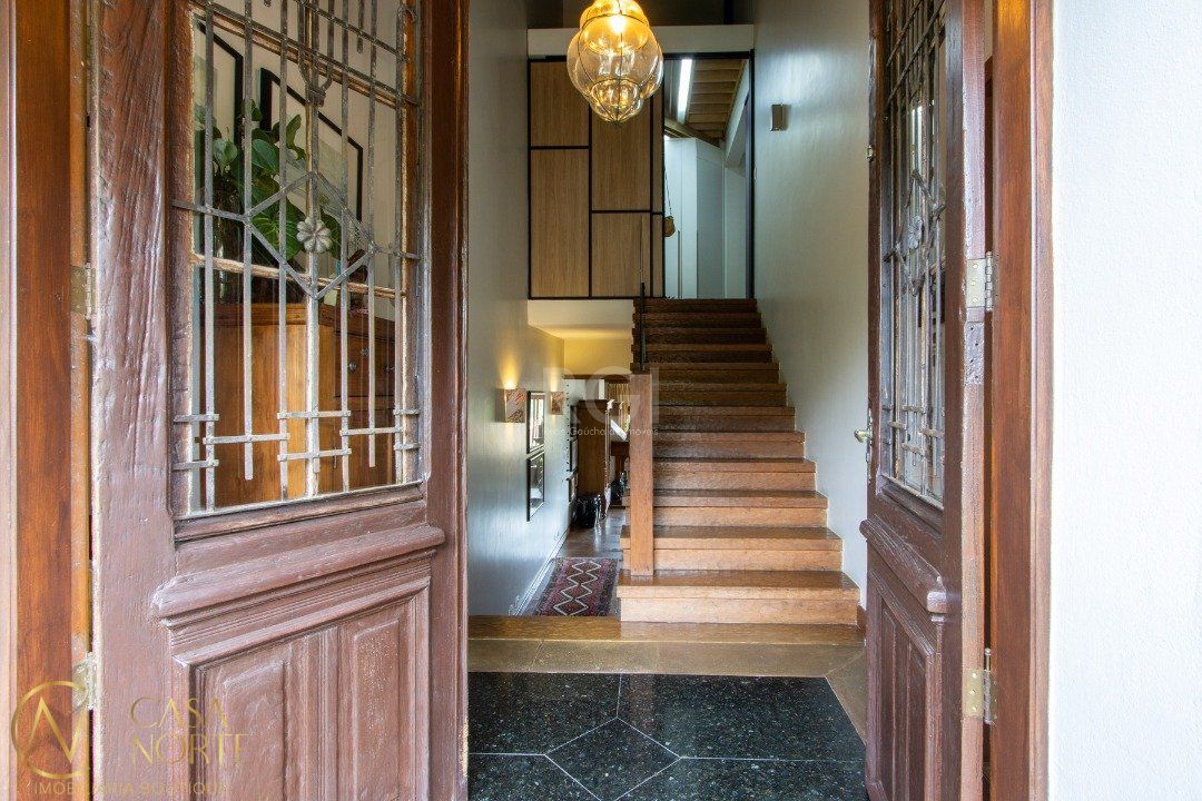 Casa à venda com 3 quartos, 329m², 3 suítes, 3 vagas, Rua Edgar Luiz Schneider no bairro Jardim Isabel em Porto Alegre