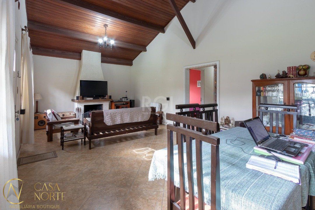 Casa à venda com 4 quartos, 379m², 2 suítes, 3 vagas, Rua das Espatodeas no bairro Ponta Grossa em Porto Alegre