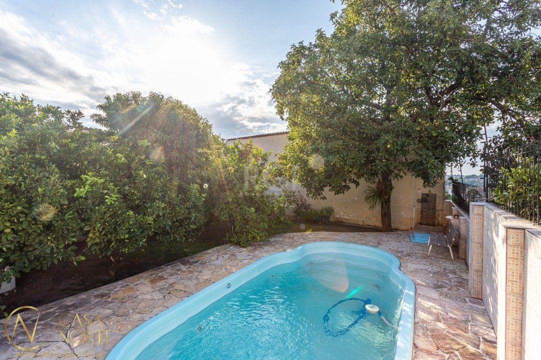 Casa à venda com 3 quartos, 246m², 1 suíte, 5 vagas, Rua Floriano Maya Davila no bairro Teresópolis em Porto Alegre