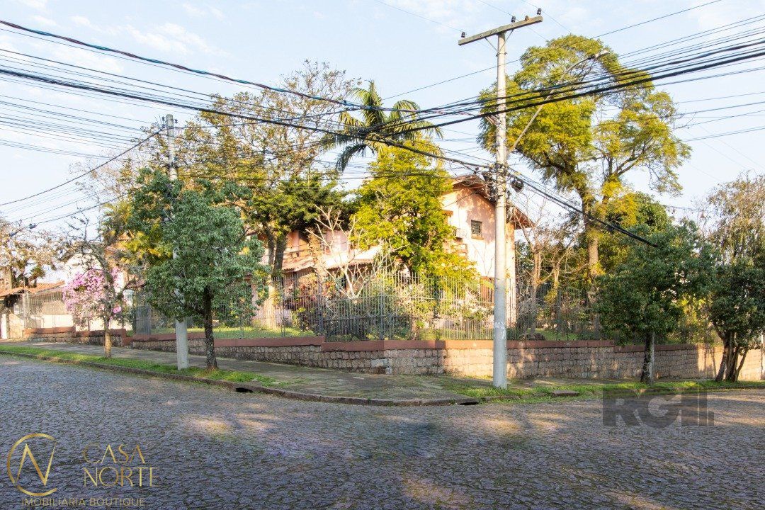 Casa à venda com 4 quartos, 364m², 1 suíte, 5 vagas, Rua Itapitocaí no bairro Cristal em Porto Alegre