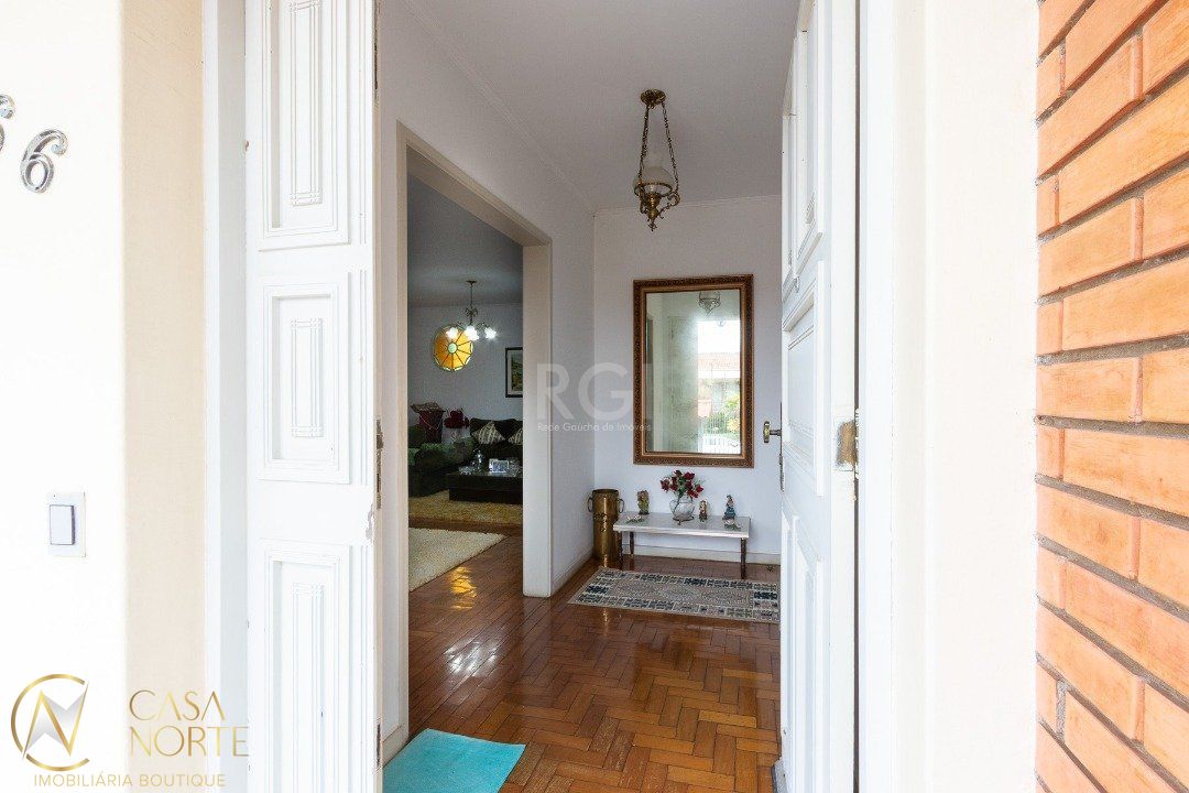 Casa à venda com 4 quartos, 280m², 1 suíte, 3 vagas, Rua Pinare no bairro Vila Assunção em Porto Alegre