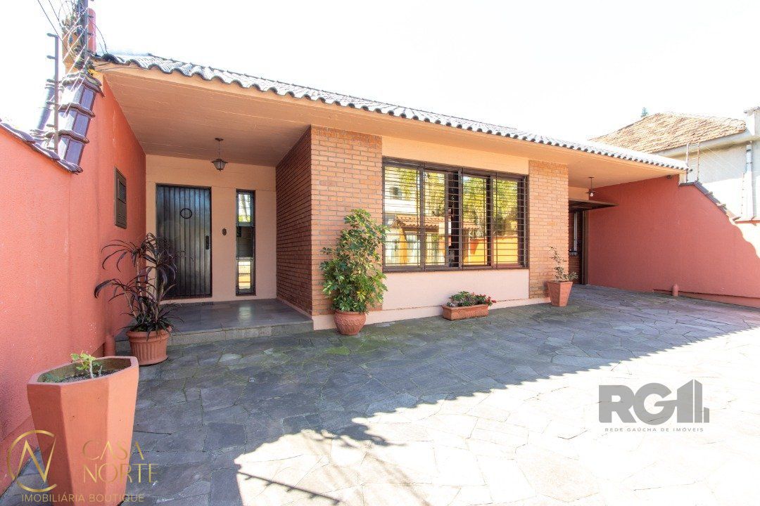 Casa à venda com 4 quartos, 389m², 1 suíte, 3 vagas, Rua Doutor Mário Totta no bairro Tristeza em Porto Alegre