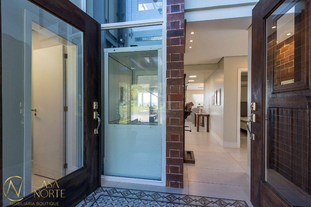 Casa de Condomínio à venda com 5 quartos, 480m², 4 suítes, 4 vagas, Avenida Juca Batista no bairro Belém Novo em Porto Alegre