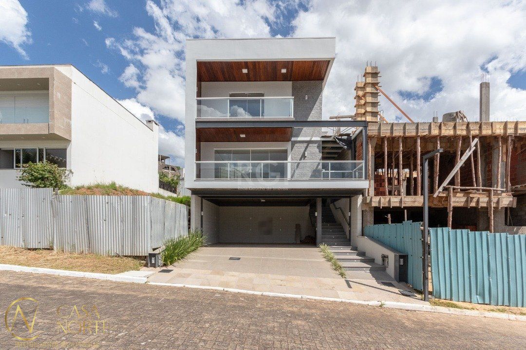 Casa de Condomínio à venda com 3 quartos, 219m², 1 suíte, 2 vagas, Rua Adriano Pereira da Silva no bairro Vila Nova em Porto Alegre