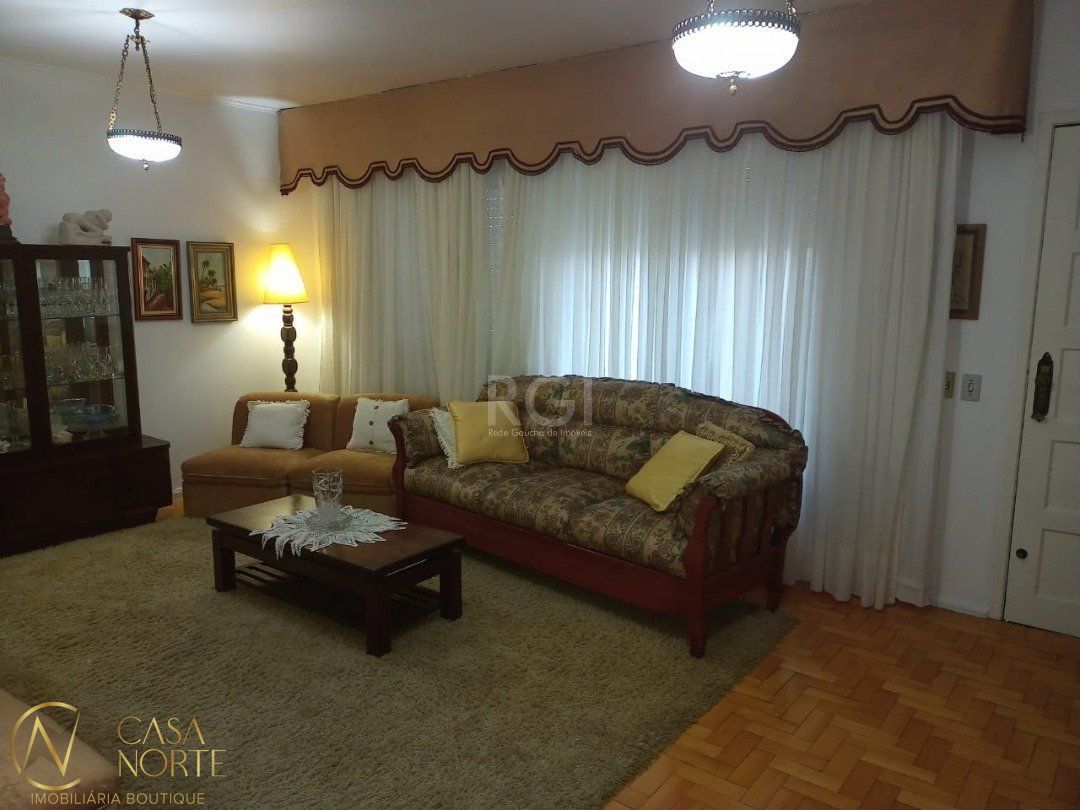 Casa à venda com 3 quartos, 220m², 1 suíte, 1 vaga, Rua Teotonia no bairro Camaquã em Porto Alegre