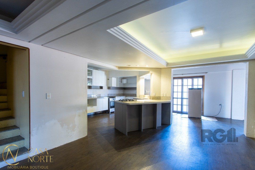 Casa à venda com 5 quartos, 212m², 2 suítes, 2 vagas, Rua Santa Flora no bairro Nonoai em Porto Alegre