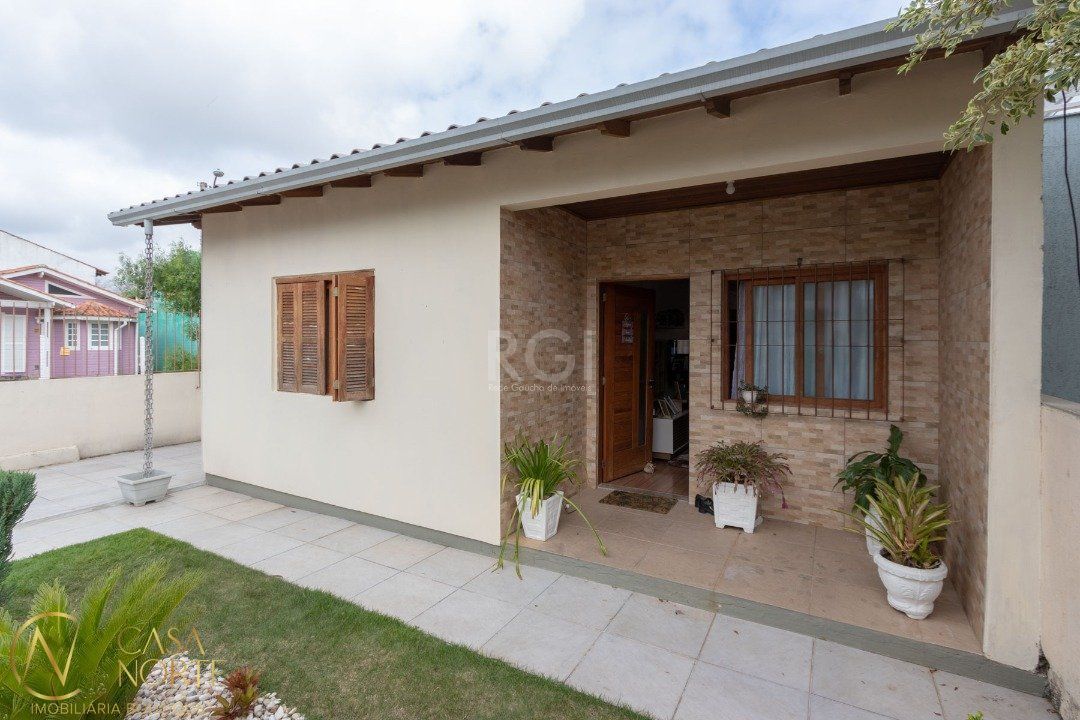 Casa à venda com 3 quartos, 120m², 1 suíte, 3 vagas, Rua Enfermeiro Ventura no bairro Vila Nova em Porto Alegre