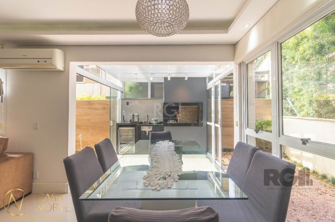 Casa de Condomínio à venda com 3 quartos, 208m², 1 suíte, 2 vagas, Avenida Engenheiro Ludolfo Boehl no bairro Teresópolis em Porto Alegre