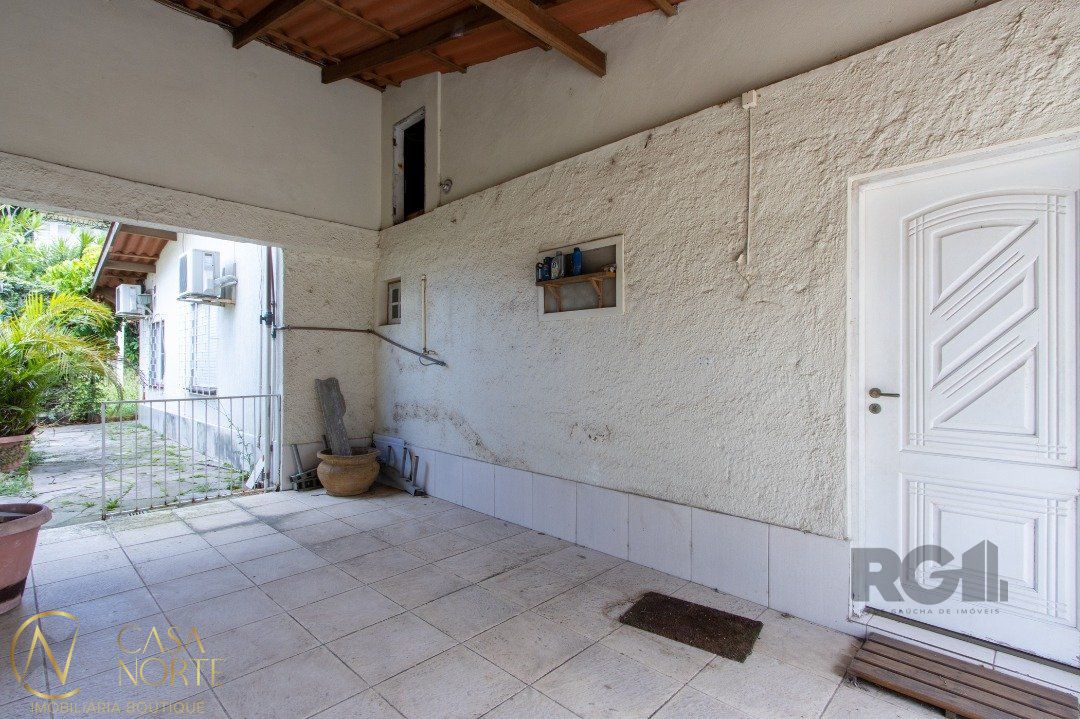 Casa à venda com 5 quartos, 239m², 1 suíte, 2 vagas, Rua Alvaro Pedro da Rosa no bairro Aberta dos Morros em Porto Alegre