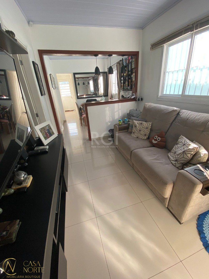 Casa à venda com 3 quartos, 134m², 5 vagas, Rua Amapa no bairro Vila Nova em Porto Alegre