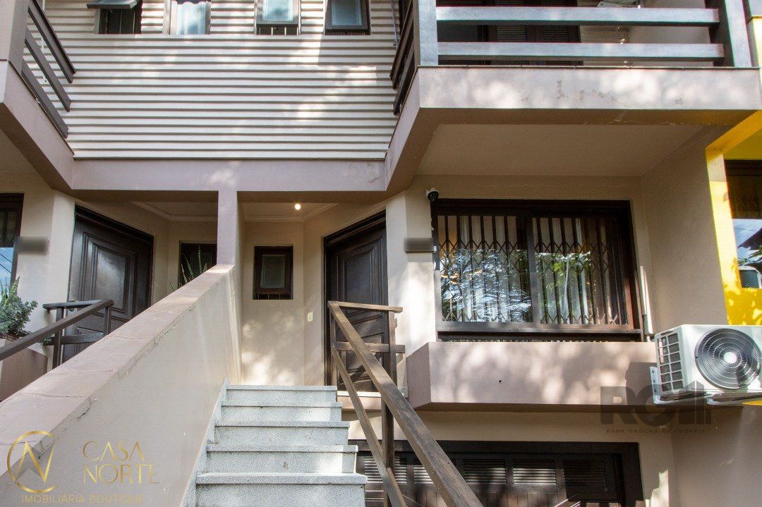 Sobrado à venda com 3 quartos, 158m², 1 suíte, 3 vagas, Rua Ari Barroso no bairro Sarandi em Porto Alegre