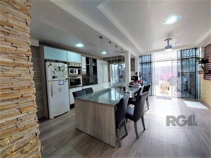 Casa à venda com 3 quartos, 234m², 1 suíte, 3 vagas, Rua Folha da Tarde no bairro Cristal em Porto Alegre