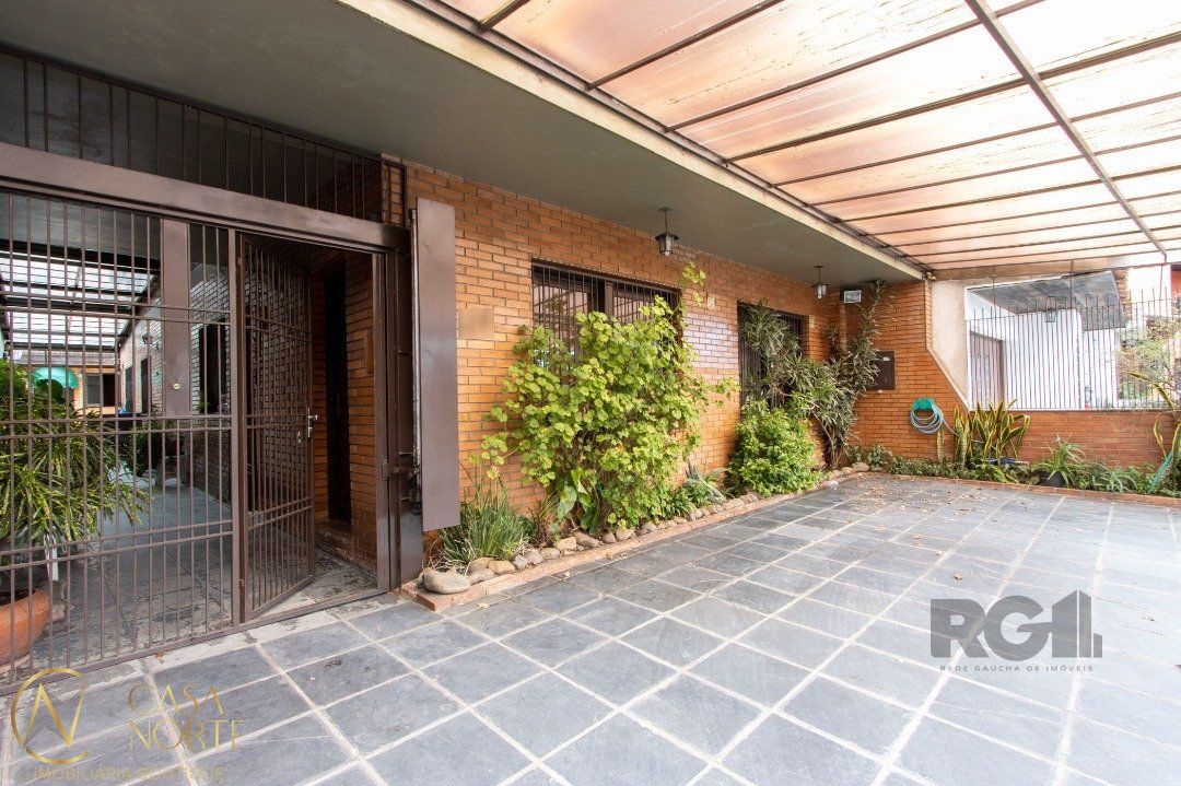 Casa à venda com 4 quartos, 500m², 1 suíte, 4 vagas, Travessa Kuluene no bairro Coronel Aparício Borges em Porto Alegre