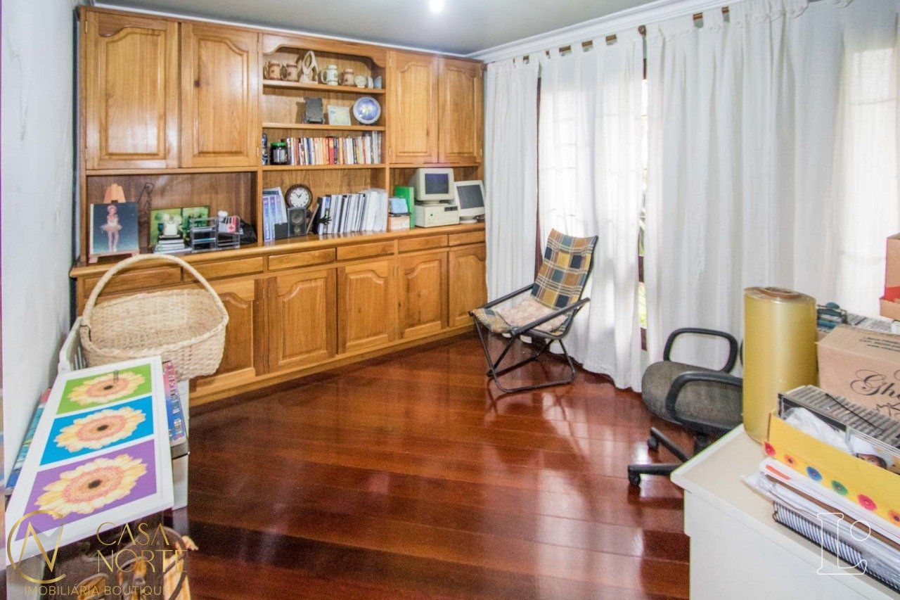 Casa à venda com 4 quartos, 485m², 1 suíte, 3 vagas, Rua Upamaroti no bairro Cristal em Porto Alegre