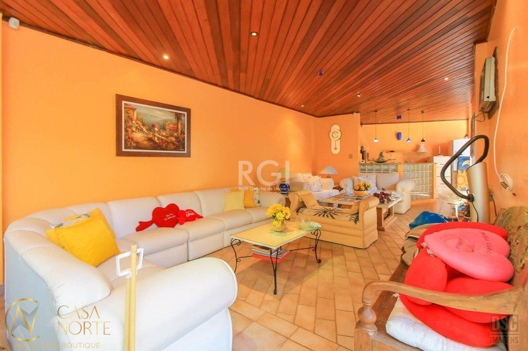 Casa à venda com 4 quartos, 300m², 3 suítes, 4 vagas, Avenida José Gertum no bairro Chácara das Pedras em Porto Alegre