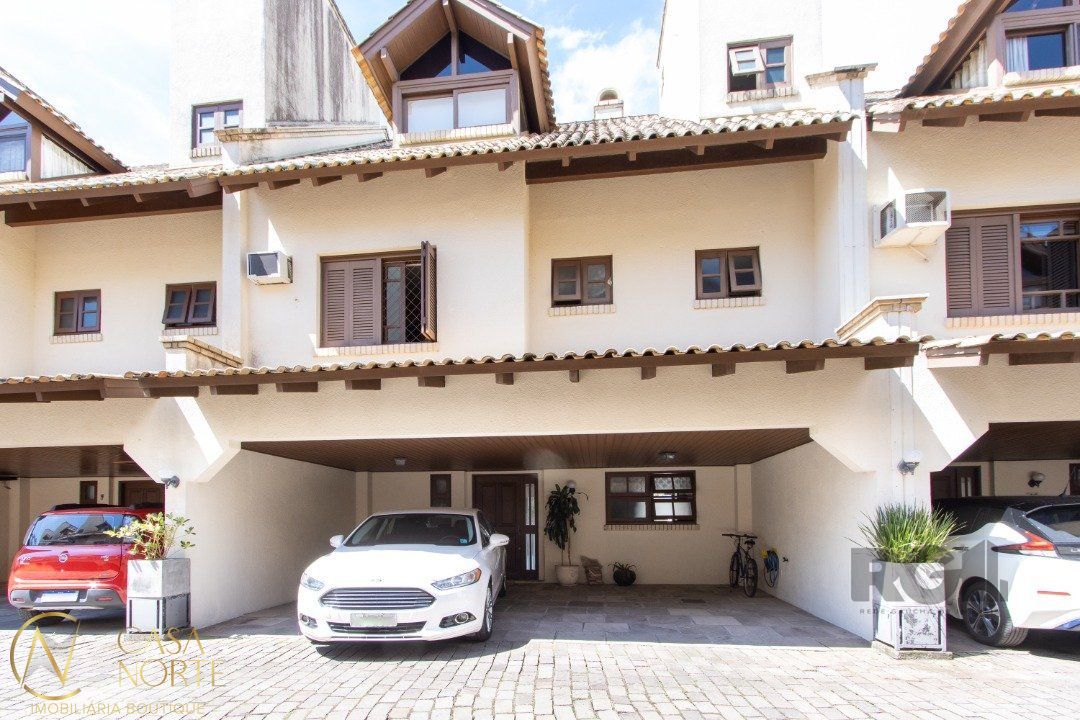 Casa de Condomínio à venda com 3 quartos, 249m², 1 suíte, 3 vagas, Rua Manajó no bairro Vila Assunção em Porto Alegre